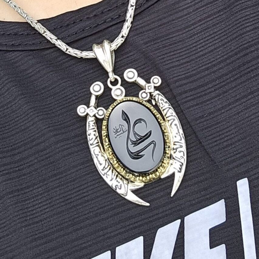 گردنبند نقره طرح ذوالفقار – نگین عقیق مشکی مزین به نام علی (ع) 
