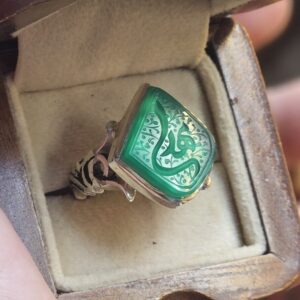 تصویر ۱: انگشتر نقره عقیق سبز مزین به نام صاحبالزمان (عج)