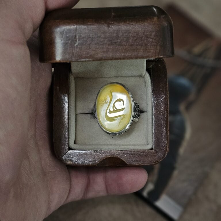 انگشتر نقره مردانه عقیق زرد طرح علی (ع)