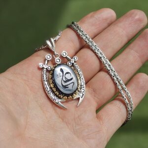 تصویر ۱: گردنبند نقره طرح ذوالفقار با نگین حدید نقش علی (ع)