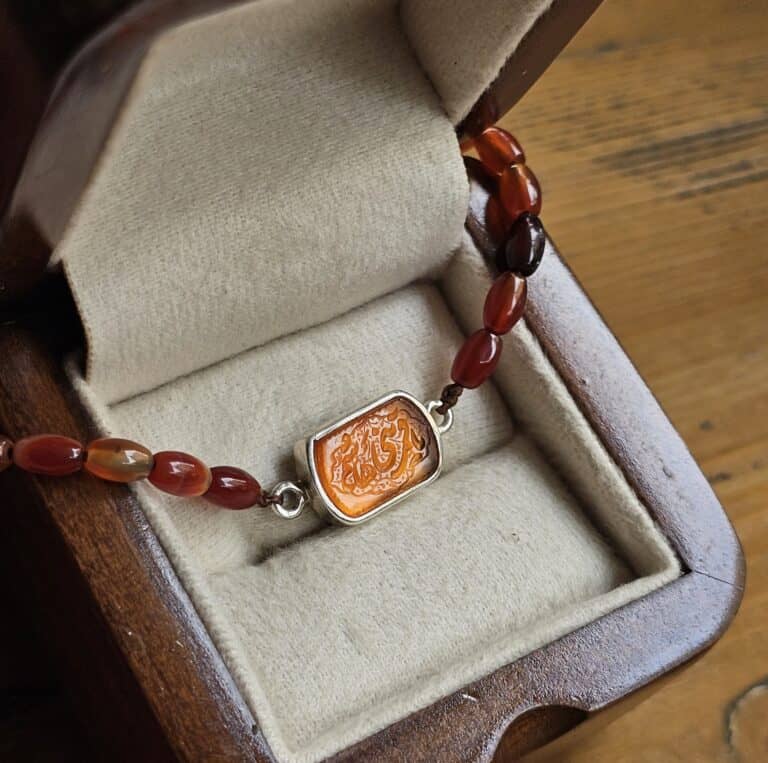 جزئیات حکاکی یا قمر بنی هاشم روی نگین عقیق دستبند نقره