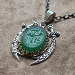 تصویر ۱: گردنبند نقره طرح ذوالفقار با نگین عقیق سبز یا اباعبدالله (ع)