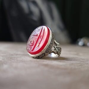 انگشتر عقیق سرخ مردانه اصل – حکاکی یا علی (ع) و نماد ذوالفقار نمای روبرو