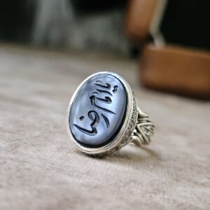 انگشتر عقیق سیاه مردانه اصل – حکاکی نام یا امام رضا (ع) نمای روبرو
