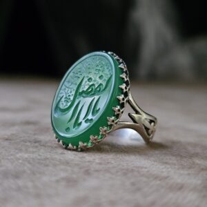 انگشتر عقیق سبز مردانه با حکاکی یا اباالفضل (ع) – نمای بغل