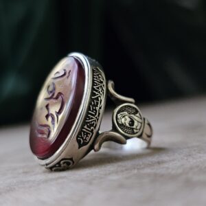 انگشتر عقیق مردانه با حکاکی یا علی مولا (ع) – نمای بغل