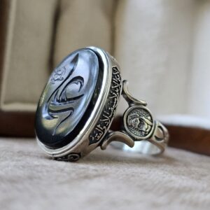 انگشتر عقیق مشکی مردانه با حکاکی نام مبارک علی (ع) – نمای بغل