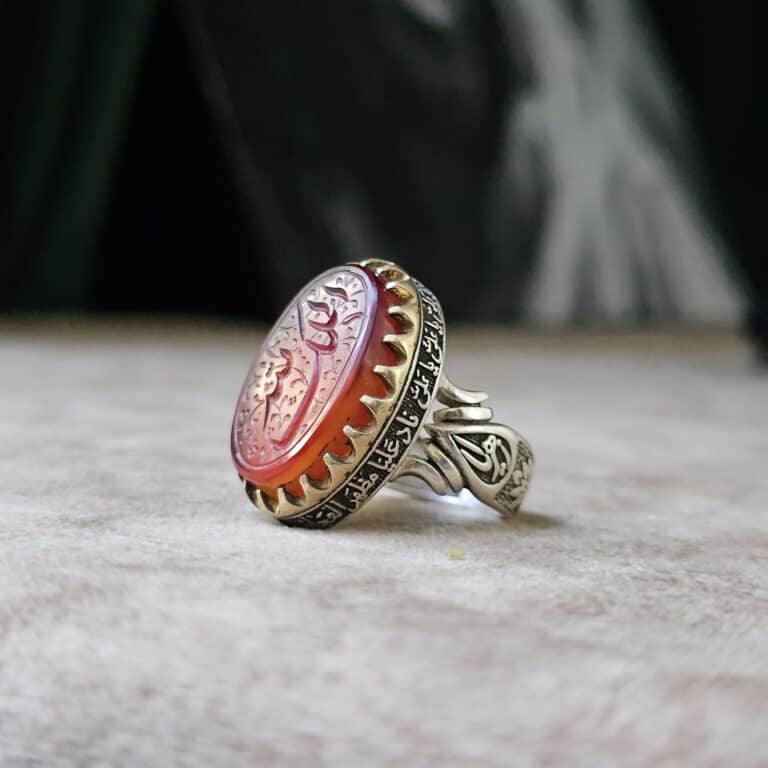 انگشتر عقیق مردانه با حکاکی الملک لله – نمای بغل