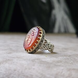 انگشتر عقیق مردانه با حکاکی الملک لله – نمای بغل