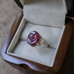 تصویر ۱: انگشتر عقیق زنانه طرح قلب – نمای روبرو