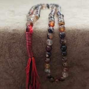 جزئیات دانه‌های تسبیح عقیق سلیمانی ۱۰۱ دانه سایز ۶ میلی‌متر