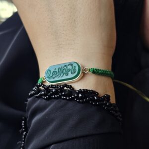 دستبند نقره عقیق دخترانه با نگین فاطمه زهرا (س) – نمای روی دست