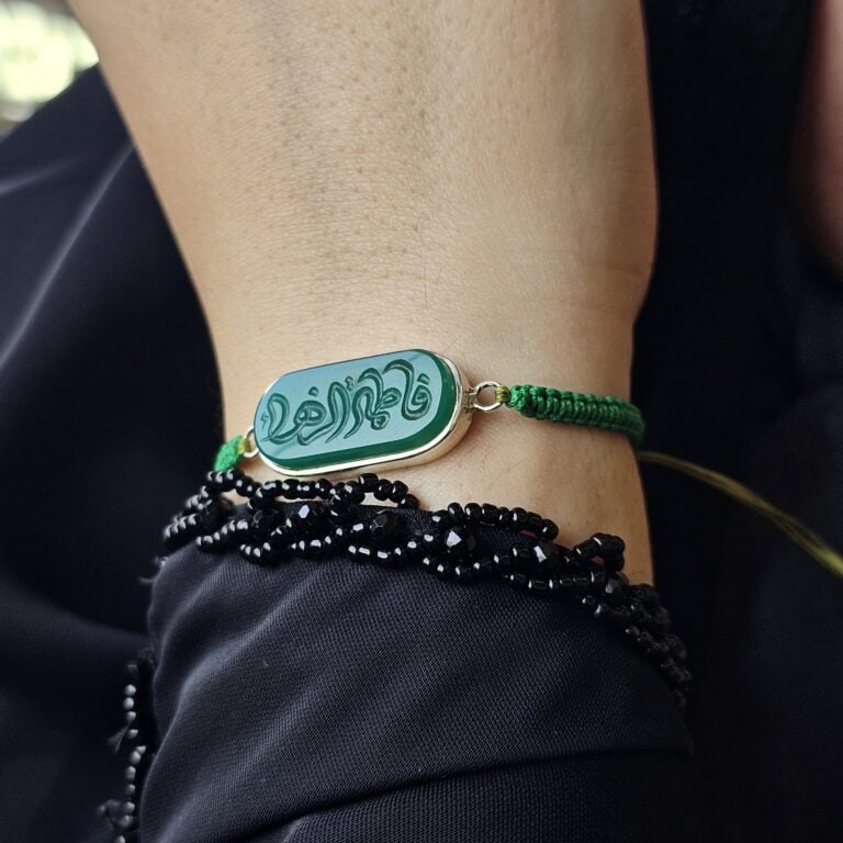 دستبند نقره عقیق دخترانه با نگین فاطمه زهرا (س) – نمای روی دست