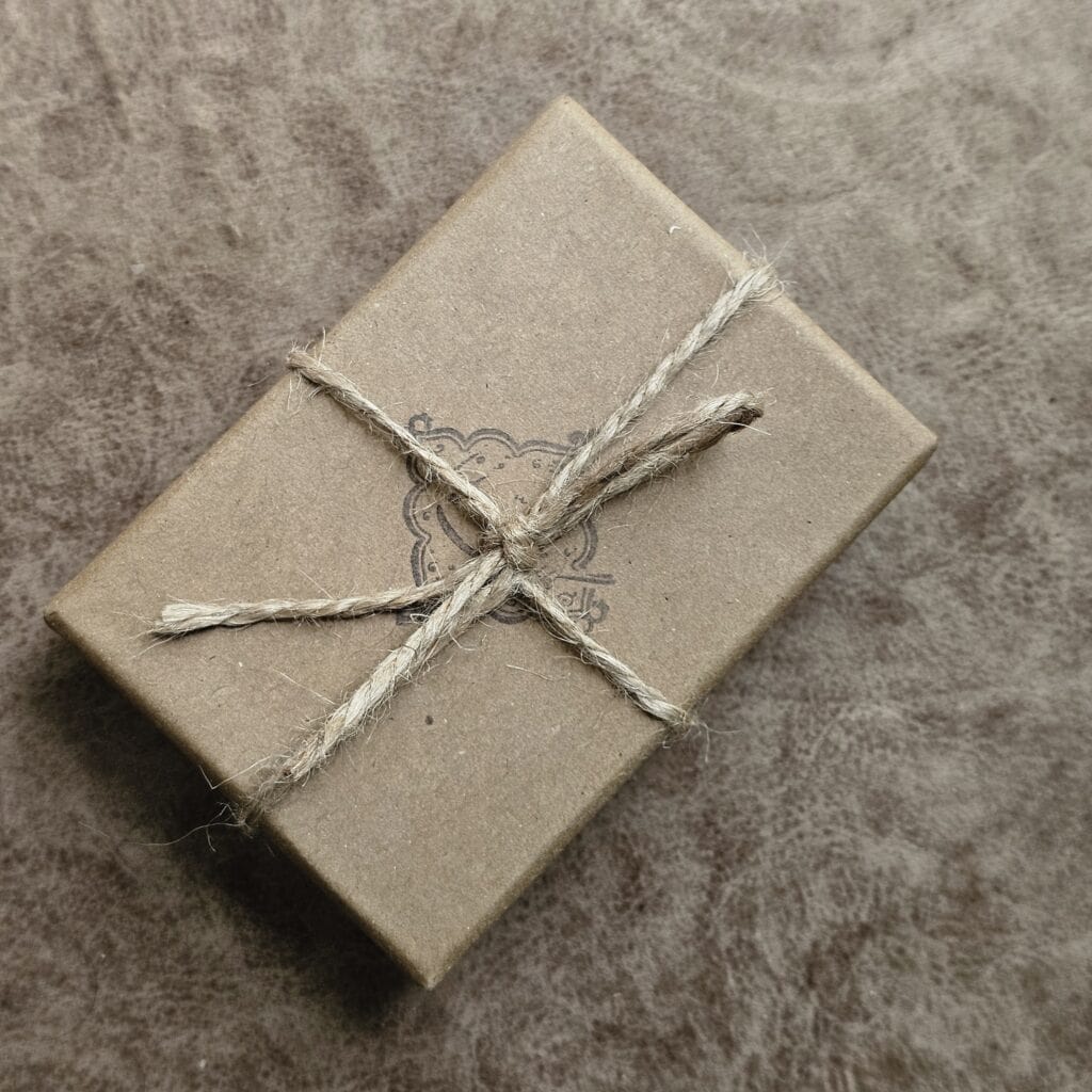 تصویر 2: بسته‌بندی ویژه دستبندها