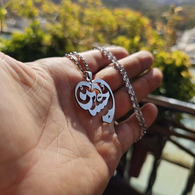 گردنبند استیل طرح قلب نوشته حسین - نمای در دست