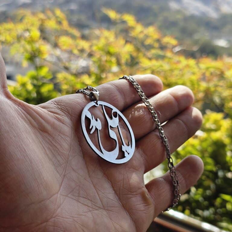 گردنبند استیل طرح یا علی مدد - در دست