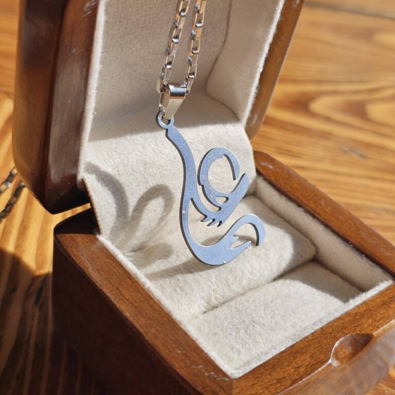 گردنبند استیل مزین به نام مبارک علی - نمای جانبی