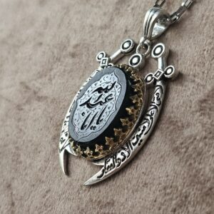 تصویر ۱: گردنبند نقره طرح ذوالفقار با نگین عقیق مشکی طرح یا اباعبدالله (ع)