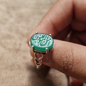 تصویر ۱: انگشتر نقره زنانه با نگین عقیق سبز طرح آمن المتوکلون