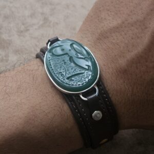 تصویر ۴ (در دست): دستبند نقره عقیق سبز با بند چرمی، طرح یا حسین غریب (ع)