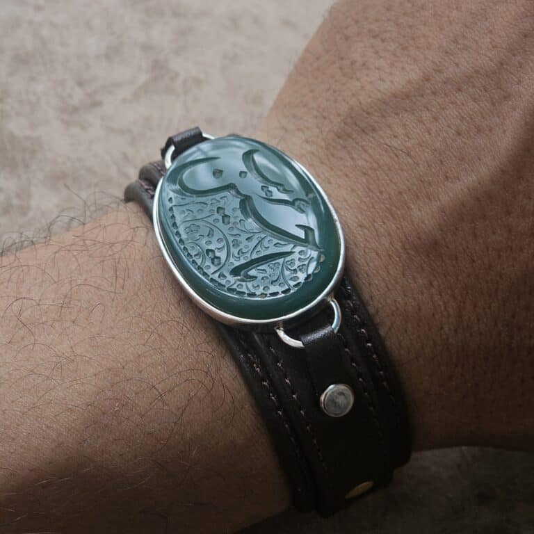 تصویر ۴ (در دست): دستبند نقره عقیق سبز با بند چرمی، طرح یا حسین غریب (ع)