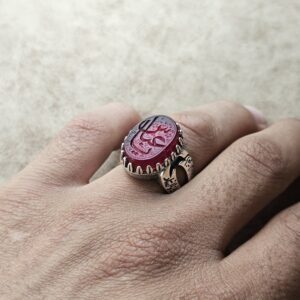 تصویر ۴ (در دست): انگشتر نقره عقیق قرمز مردانه مزین به نام یا عباس (ع)