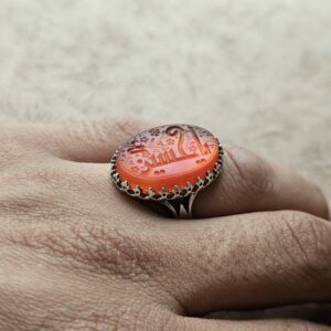 تصویر ۲: نگین عقیق لعاب‌دار با حکاکی یا حسین (ع) روی انگشتر نقره مردانه