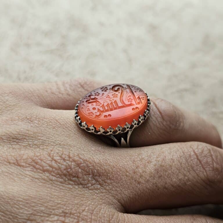 تصویر ۲: نگین عقیق لعاب‌دار با حکاکی یا حسین (ع) روی انگشتر نقره مردانه