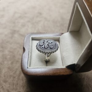 تصویر ۳: انگشتر مذهبی نقره با سنگ متبرک و عبارت ان معی ربی