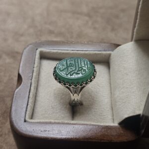 تصویر ۱: انگشتر نقره عقیق سبز مزین به نام حضرت زهرا (س)