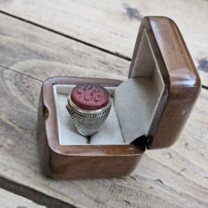 تصویر انگشتر مذهبی مردانه با نگین عقیق و حکاکی اِنَّ مَعِیَ رَبِّی روی نقره ۹۲۵