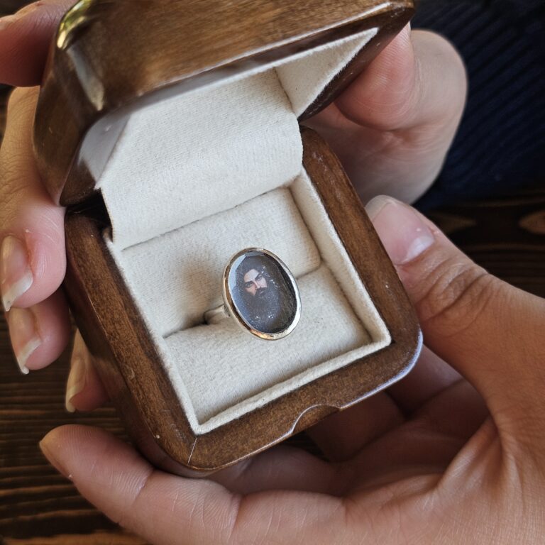 انگشتر نقره زنانه با نگین درّ نجف و طرح تمثال امام علی پشت نگین