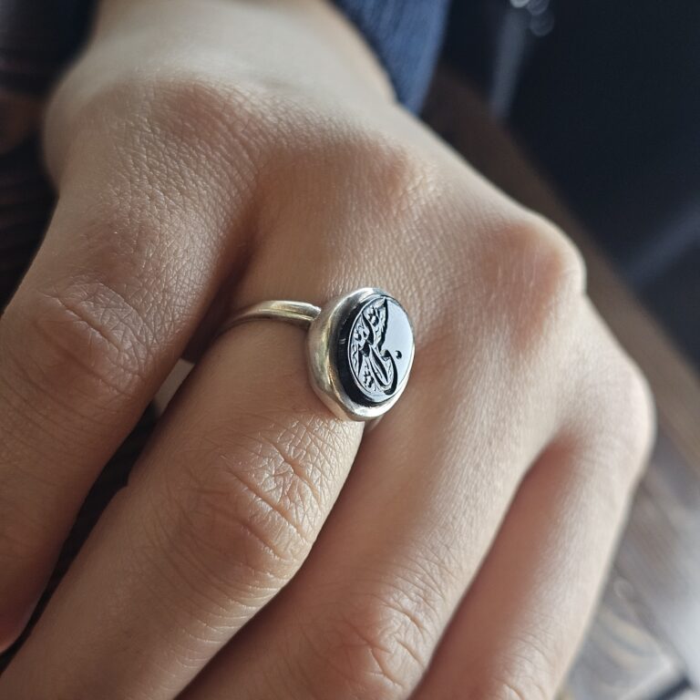 انگشتر نقره زنانه با نگین عقیق مشکی و حکاکی حسبی‌الله