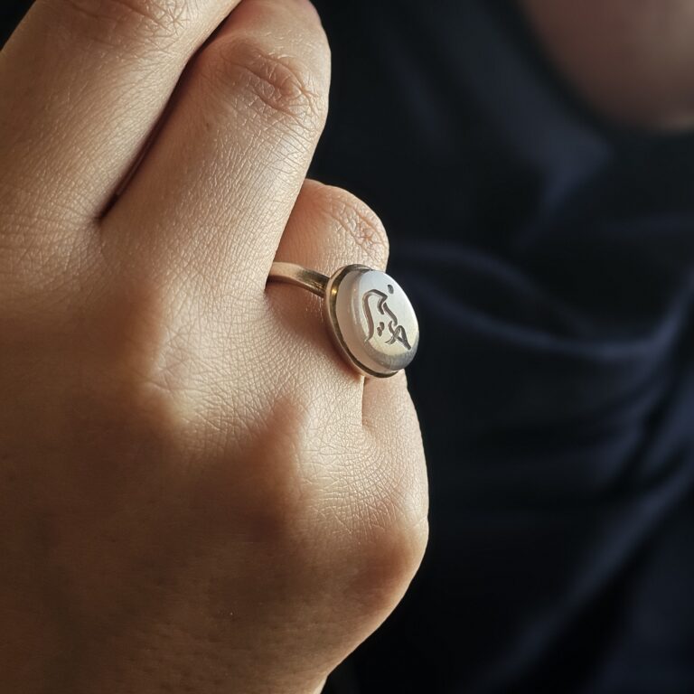 انگشتر نقره دخترانه عقیق یمنی کبود با حکاکی نام مبارک امام حسین (ع)