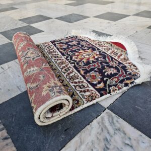 جانماز متبرک از فرش‌های حرم امام رضا (ع)