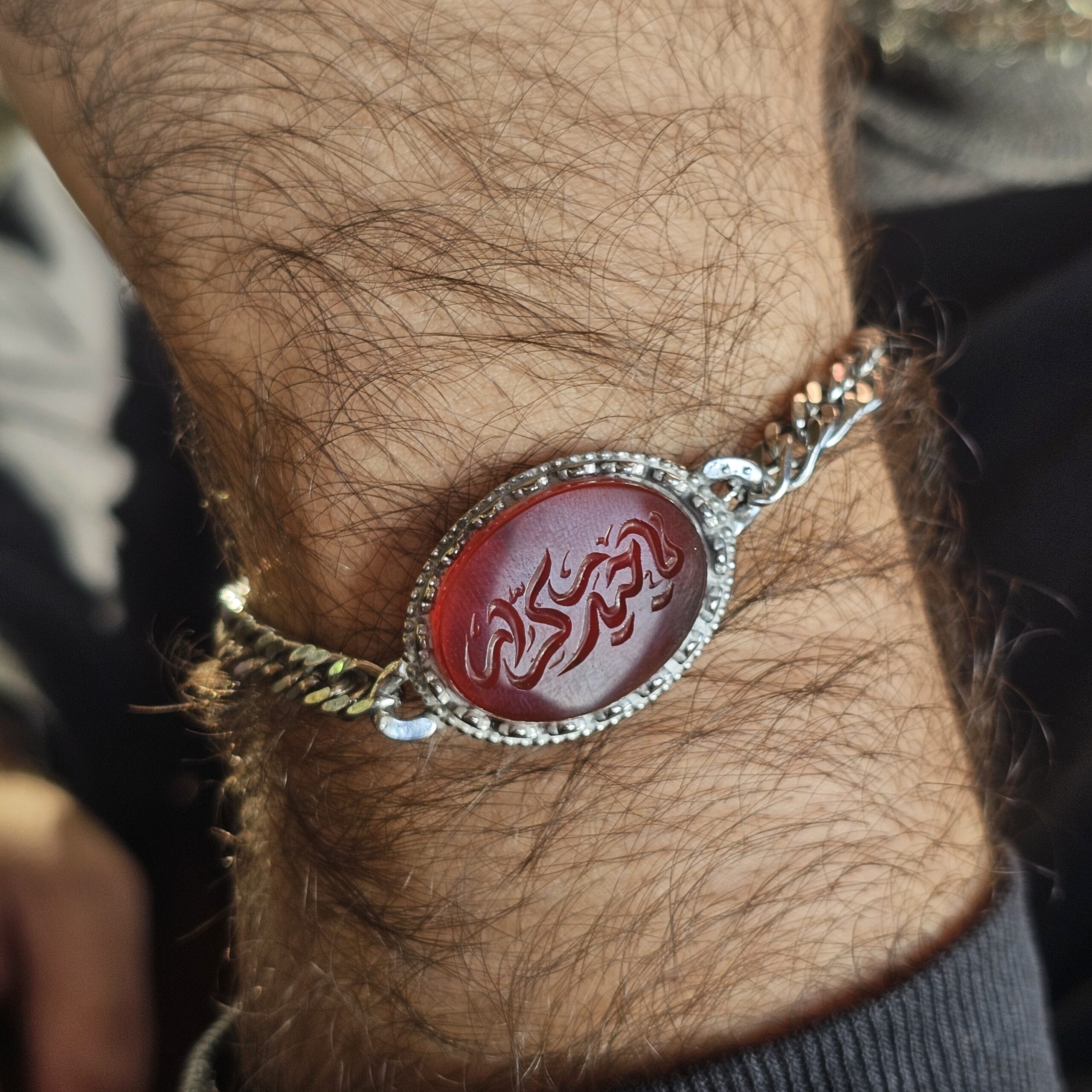 دستبند نقره روس با عقیق سرخ طرح «یا حیدر کرار» بند استیل 