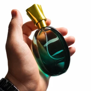 نمای عطر رضوان سیدنا ۵۰ میل در دست با رایحه ملایم و ماندگار