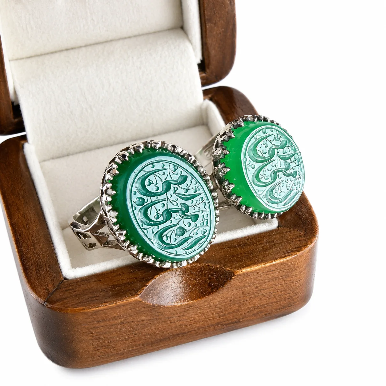 green-agate-couple-rings-inna-maiya-rabbi-main ست انگشتر زنانه و مردانه ان معی ربی قرارگرفته روی جعبه چوبی