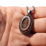پلاک عقیق طبیعی طرح حضرت عباس با حکاکی آیت الکرسی و قاب نقره روس