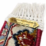 نمای نزدیک پلاک قطعه فرش متبرک حرم امام رضا (ع)