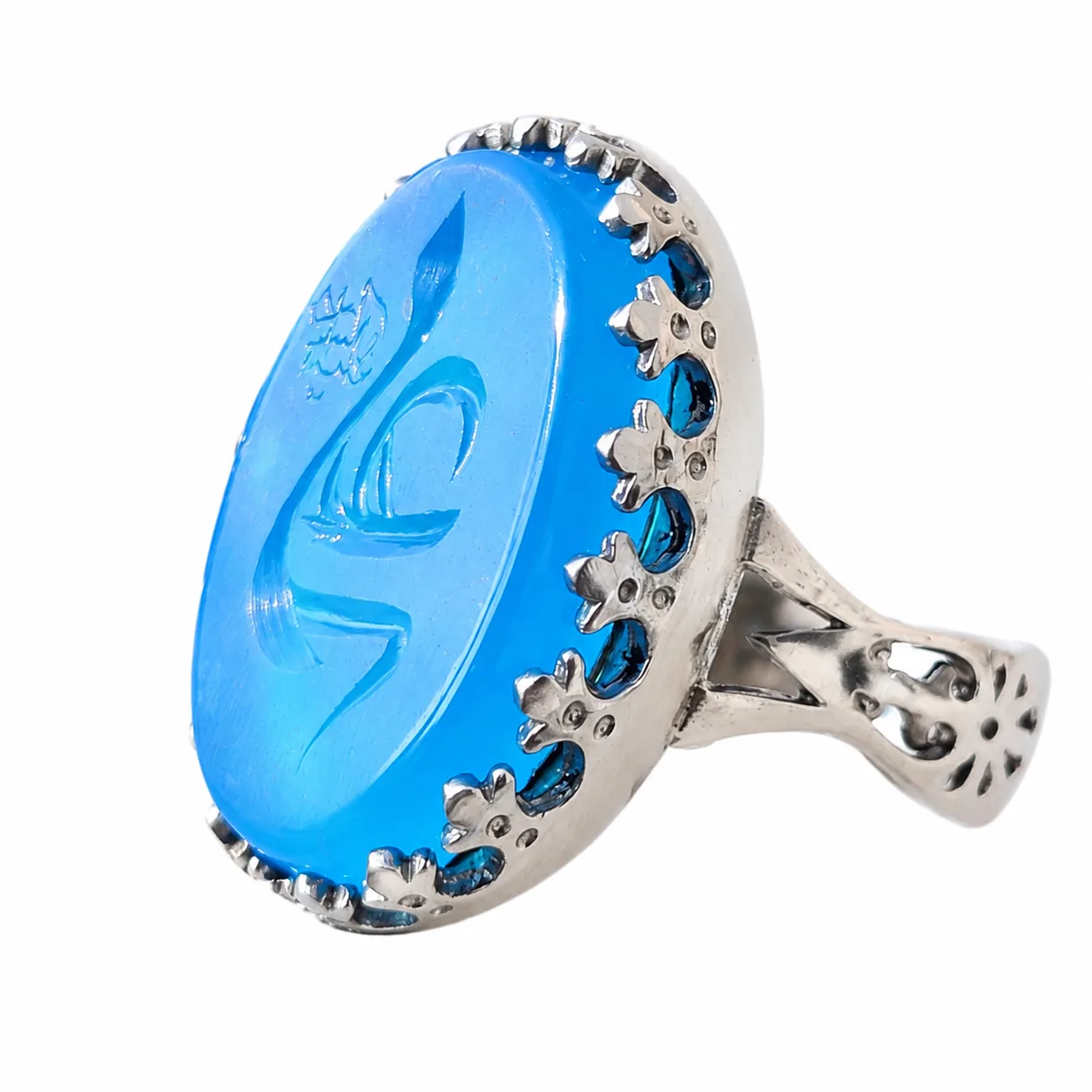 mens-agate-ali-ring-blue-closeup-05 نمای نزدیک انگشتر عقیق آبی طبیعی طرح علی (ع) با رکاب نیزه