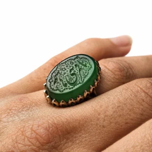 انگشتر یا قمر بنی هاشم عقیق طبیعی روی دست مردانه