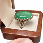 نمای جانبی انگشتر عقیق سبز یا امام رضا (ع) با رکاب اشکی نقره روس