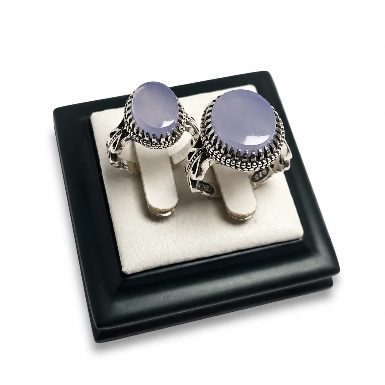 natural-blue-agate-silver-couple-rings-close-up ست انگشتر نقره زنانه و مردانه با نگین عقیق طبیعی