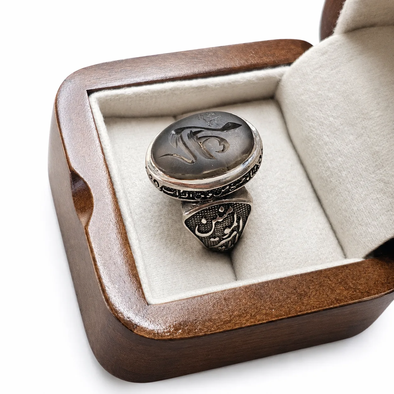 smoky-quartz-ring-in-box جزئیات نگین کوارتز دودی با حکاکی علی علیه السلام