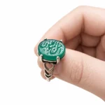 نمای نزدیک انگشتر عقیق زنانه با حکاکی امن المتوکلون