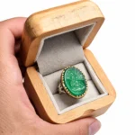 انگشتر عقیق سبز مردانه طرح خیبر با رکاب علی داخل جعبه